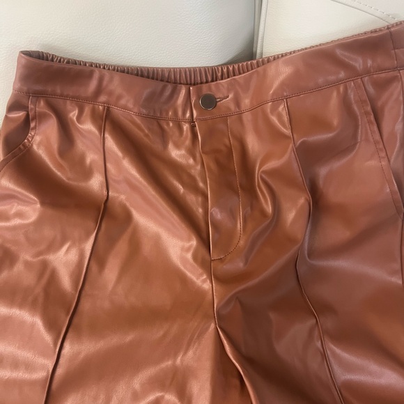 MAPLE VEGAN LEATHER WIDE LEG PANT
Size Large  NEW 
100% polyurethane - Picture 7 of 7